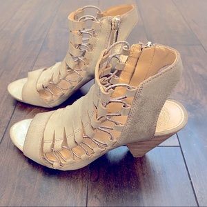 Vince Camuto 6.5 Distressed Gold Eliaz Caged Peep Toe Heel with Zipper